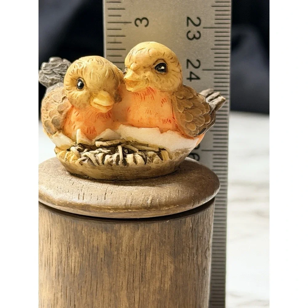 TRINKET BOX WITH LID & 2‎ CUTE LITTLE BIRDS ON IT 2.5